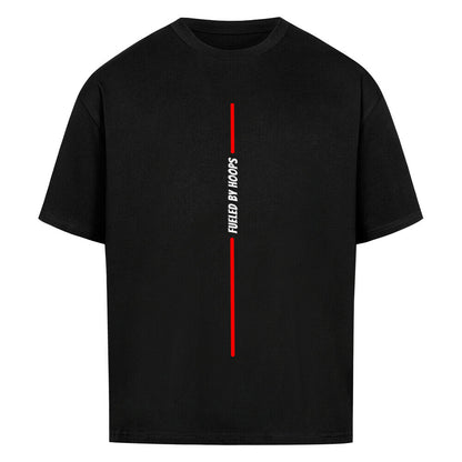 Schwarzes Oversized T-Shirt mit einem minimalistischen, vertikalen Print: Eine rote Linie wird in der Mitte vom vertikalen, weißen Text „FUELED BY HOOPS“ unterbrochen. 100% Baumwolle.
