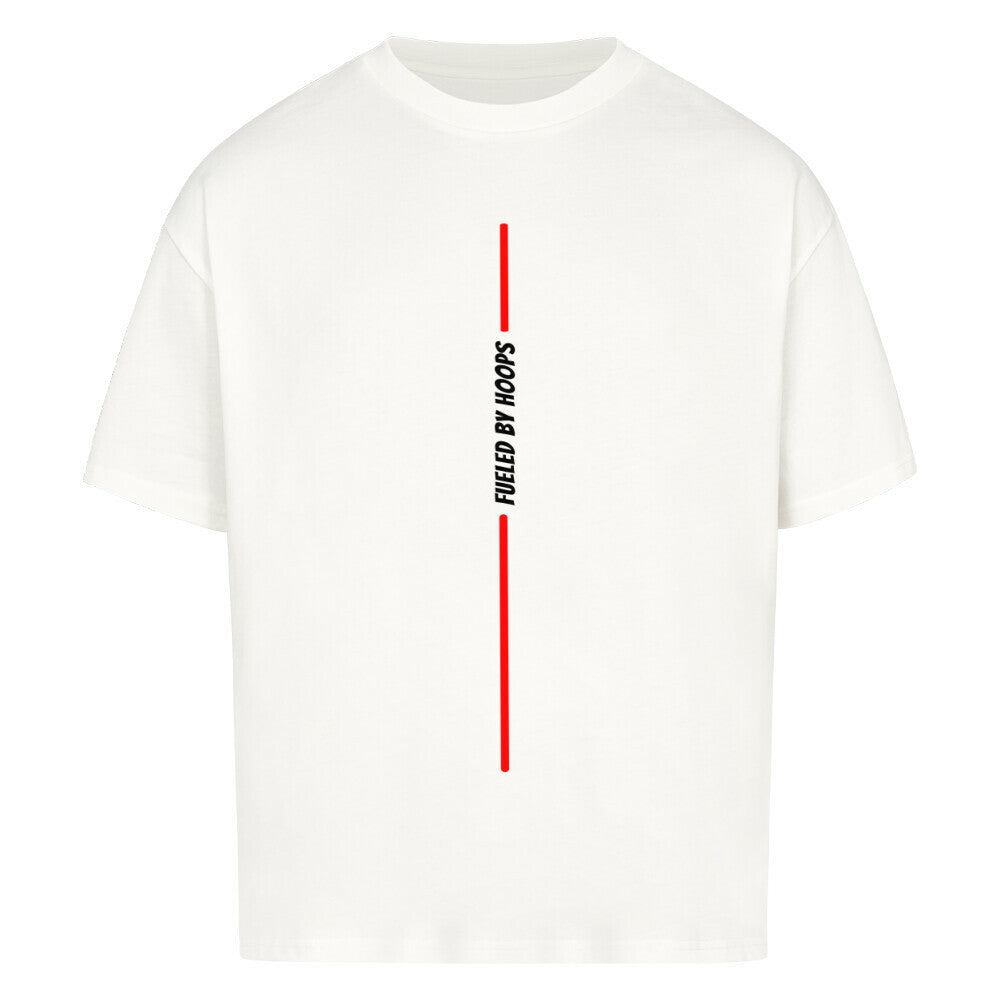 Weißes Oversized T-Shirt mit einem minimalistischen, vertikalen Print: Eine rote Linie wird in der Mitte vom vertikalen, weißen Text „FUELED BY HOOPS“ unterbrochen. 100% Baumwolle.