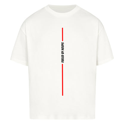 Weißes Oversized T-Shirt mit einem minimalistischen, vertikalen Print: Eine rote Linie wird in der Mitte vom vertikalen, weißen Text „FUELED BY HOOPS“ unterbrochen. 100% Baumwolle.