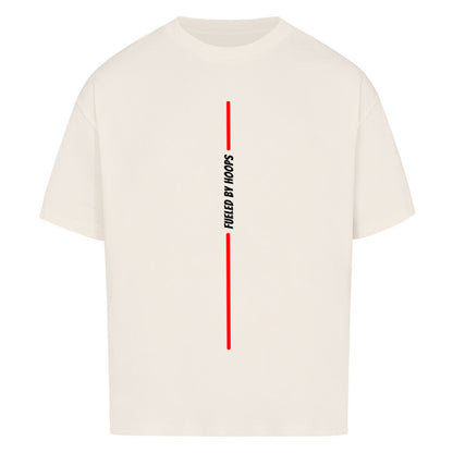 Natural Raw Oversized T-Shirt mit einem minimalistischen, vertikalen Print: Eine rote Linie wird in der Mitte vom vertikalen, weißen Text „FUELED BY HOOPS“ unterbrochen. 100% Baumwolle.