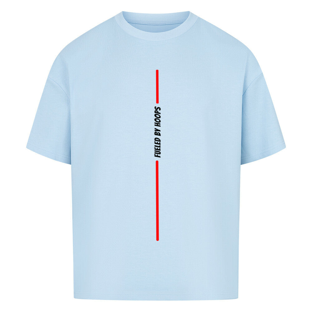 Babyblaues Oversized T-Shirt mit einem minimalistischen, vertikalen Print: Eine rote Linie wird in der Mitte vom vertikalen, weißen Text „FUELED BY HOOPS“ unterbrochen. 100% Baumwolle.