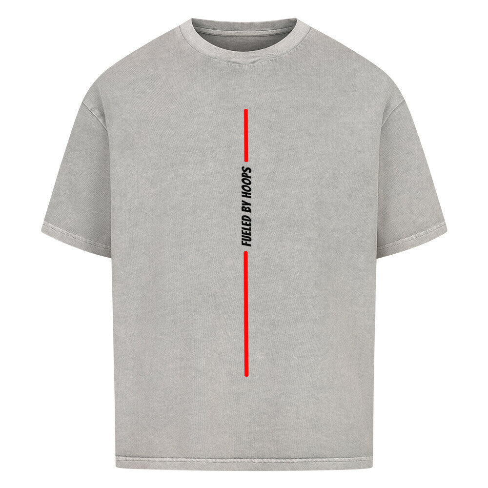 Washed Grey Oversized T-Shirt mit einem minimalistischen, vertikalen Print: Eine rote Linie wird in der Mitte vom vertikalen, weißen Text „FUELED BY HOOPS“ unterbrochen. 100% Baumwolle.