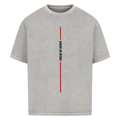 Washed Grey Oversized T-Shirt mit einem minimalistischen, vertikalen Print: Eine rote Linie wird in der Mitte vom vertikalen, weißen Text „FUELED BY HOOPS“ unterbrochen. 100% Baumwolle.