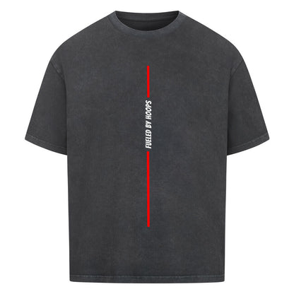Washed Schwarzes Oversized T-Shirt mit einem minimalistischen, vertikalen Print: Eine rote Linie wird in der Mitte vom vertikalen, weißen Text „FUELED BY HOOPS“ unterbrochen. 100% Baumwolle.