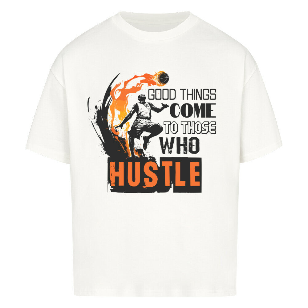 Weißes Oversized T-Shirt mit einem schwarz-orangen Print eines Basketballspielers in Flammen und dem motivierenden Spruch „GOOD THINGS COME TO THOSE WHO HUSTLE“. 100% Baumwolle.