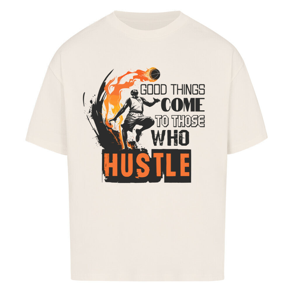 Natural Raw Oversized T-Shirt mit einem schwarz-orangen Print eines Basketballspielers in Flammen und dem motivierenden Spruch „GOOD THINGS COME TO THOSE WHO HUSTLE“. 100% Baumwolle.