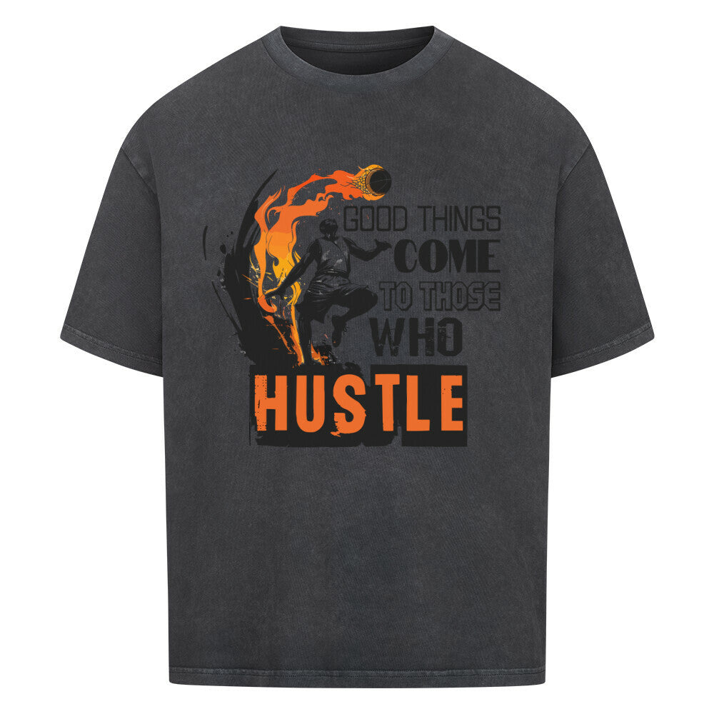 Washed Schwarzes Oversized T-Shirt mit einem schwarz-orangen Print eines Basketballspielers in Flammen und dem motivierenden Spruch „GOOD THINGS COME TO THOSE WHO HUSTLE“. 100% Baumwolle.
