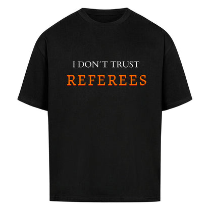 Schwarzes Oversized T-Shirt mit dem minimalistischen Statement-Print „I DON'T TRUST REFEREES“, wobei das Wort „REFEREES“ in Orange hervorgehoben ist. 100% Baumwolle.