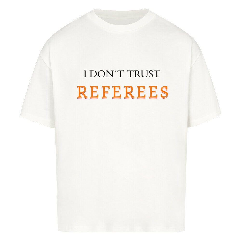 Weißes Oversized T-Shirt mit dem minimalistischen Statement-Print „I DON'T TRUST REFEREES“, wobei das Wort „REFEREES“ in Orange hervorgehoben ist. 100% Baumwolle.