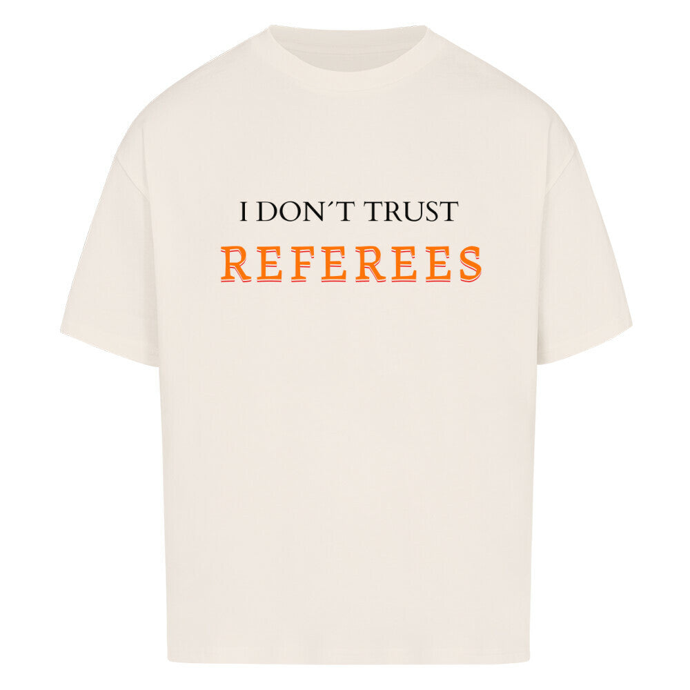 Natural Raw Oversized T-Shirt mit dem minimalistischen Statement-Print „I DON'T TRUST REFEREES“, wobei das Wort „REFEREES“ in Orange hervorgehoben ist. 100% Baumwolle.