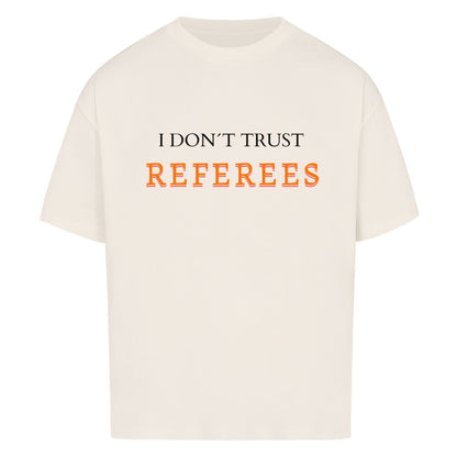 Natural Raw Oversized T-Shirt mit dem minimalistischen Statement-Print „I DON'T TRUST REFEREES“, wobei das Wort „REFEREES“ in Orange hervorgehoben ist. 100% Baumwolle.