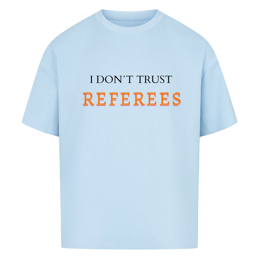Babyblaues Oversized T-Shirt mit dem minimalistischen Statement-Print „I DON'T TRUST REFEREES“, wobei das Wort „REFEREES“ in Orange hervorgehoben ist. 100% Baumwolle.