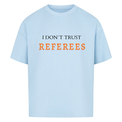 Babyblaues Oversized T-Shirt mit dem minimalistischen Statement-Print „I DON'T TRUST REFEREES“, wobei das Wort „REFEREES“ in Orange hervorgehoben ist. 100% Baumwolle.