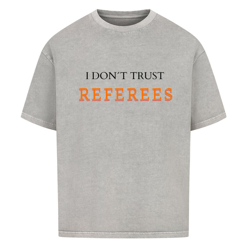 Washed Grey Oversized T-Shirt mit dem minimalistischen Statement-Print „I DON'T TRUST REFEREES“, wobei das Wort „REFEREES“ in Orange hervorgehoben ist. 100% Baumwolle.