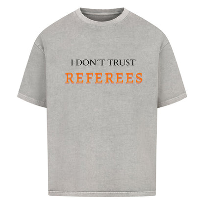 Washed Grey Oversized T-Shirt mit dem minimalistischen Statement-Print „I DON'T TRUST REFEREES“, wobei das Wort „REFEREES“ in Orange hervorgehoben ist. 100% Baumwolle.