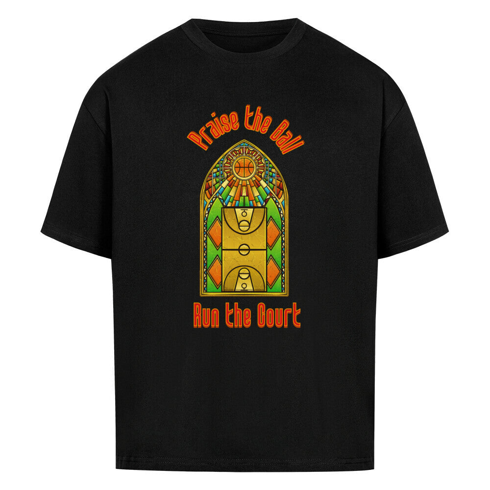 Schwarzes Oversized T-Shirt mit einem Print im Stil eines Kirchen-Buntglasfensters, der einen Basketball-Court zeigt. Darüber steht in Rot „Praise the Ball“ und darunter „Run the Court“. 100% Baumwolle.