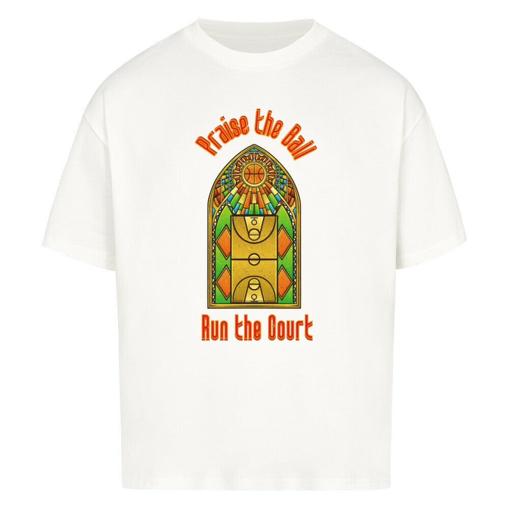Weißes Oversized T-Shirt mit einem Print im Stil eines Kirchen-Buntglasfensters, der einen Basketball-Court zeigt. Darüber steht in Rot „Praise the Ball“ und darunter „Run the Court“. 100% Baumwolle.