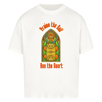 Weißes Oversized T-Shirt mit einem Print im Stil eines Kirchen-Buntglasfensters, der einen Basketball-Court zeigt. Darüber steht in Rot „Praise the Ball“ und darunter „Run the Court“. 100% Baumwolle.