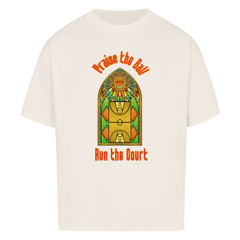 Natural Raw Oversized T-Shirt mit einem Print im Stil eines Kirchen-Buntglasfensters, der einen Basketball-Court zeigt. Darüber steht in Rot „Praise the Ball“ und darunter „Run the Court“. 100% Baumwolle.