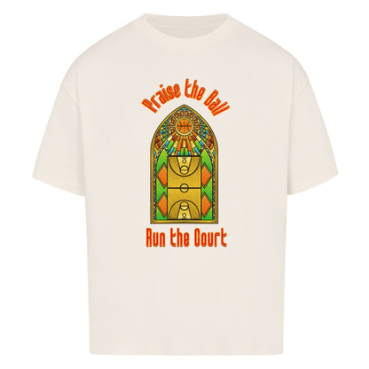 Natural Raw Oversized T-Shirt mit einem Print im Stil eines Kirchen-Buntglasfensters, der einen Basketball-Court zeigt. Darüber steht in Rot „Praise the Ball“ und darunter „Run the Court“. 100% Baumwolle.