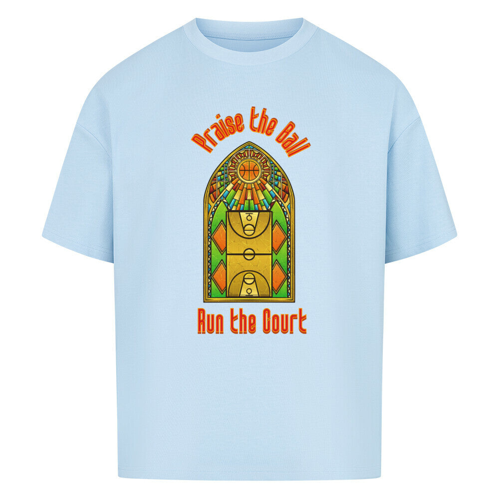 Babyblaues Oversized T-Shirt mit einem Print im Stil eines Kirchen-Buntglasfensters, der einen Basketball-Court zeigt. Darüber steht in Rot „Praise the Ball“ und darunter „Run the Court“. 100% Baumwolle.