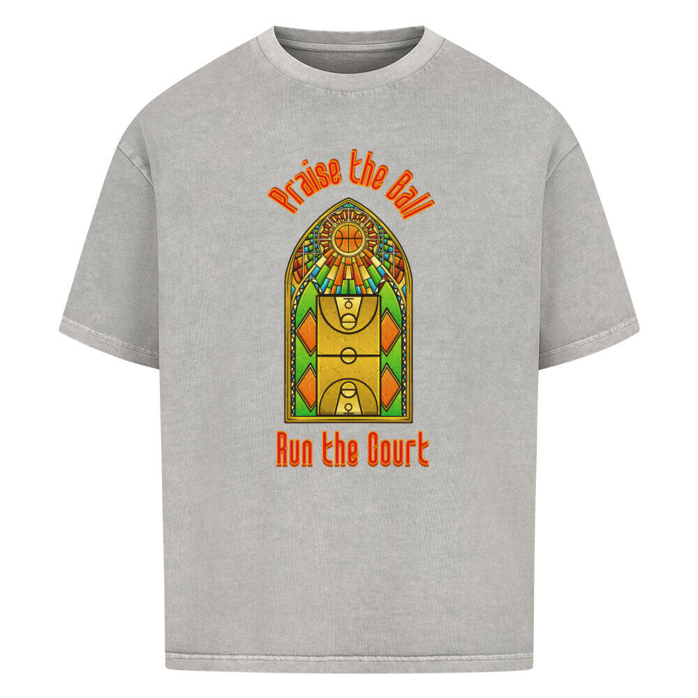 Washed Grey Oversized T-Shirt mit einem Print im Stil eines Kirchen-Buntglasfensters, der einen Basketball-Court zeigt. Darüber steht in Rot „Praise the Ball“ und darunter „Run the Court“. 100% Baumwolle.