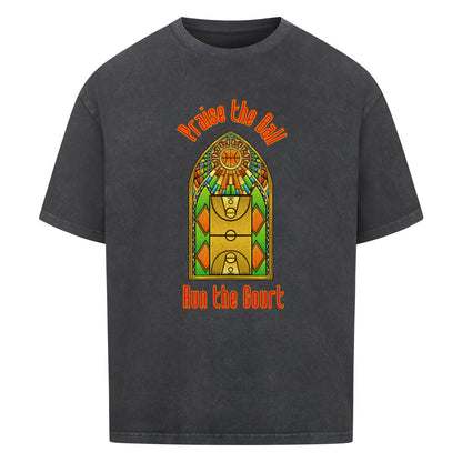 Washed Schwarzes Oversized T-Shirt mit einem Print im Stil eines Kirchen-Buntglasfensters, der einen Basketball-Court zeigt. Darüber steht in Rot „Praise the Ball“ und darunter „Run the Court“. 100% Baumwolle.