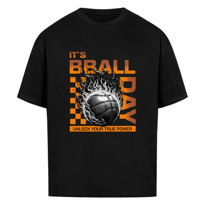 Oversized T-Shirt mit einem Print eines brennenden Basketballs (Ball on Fire) und dem orangefarbenen Text „IT'S BBALL DAY“ und „UNLOCK YOUR TRUE POWER“. 100% Baumwolle.