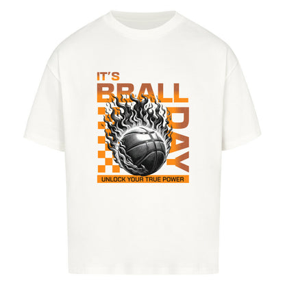 Weißes Oversized T-Shirt mit einem Print eines brennenden Basketballs (Ball on Fire) und dem orangefarbenen Text „IT'S BBALL DAY“ und „UNLOCK YOUR TRUE POWER“. 100% Baumwolle.