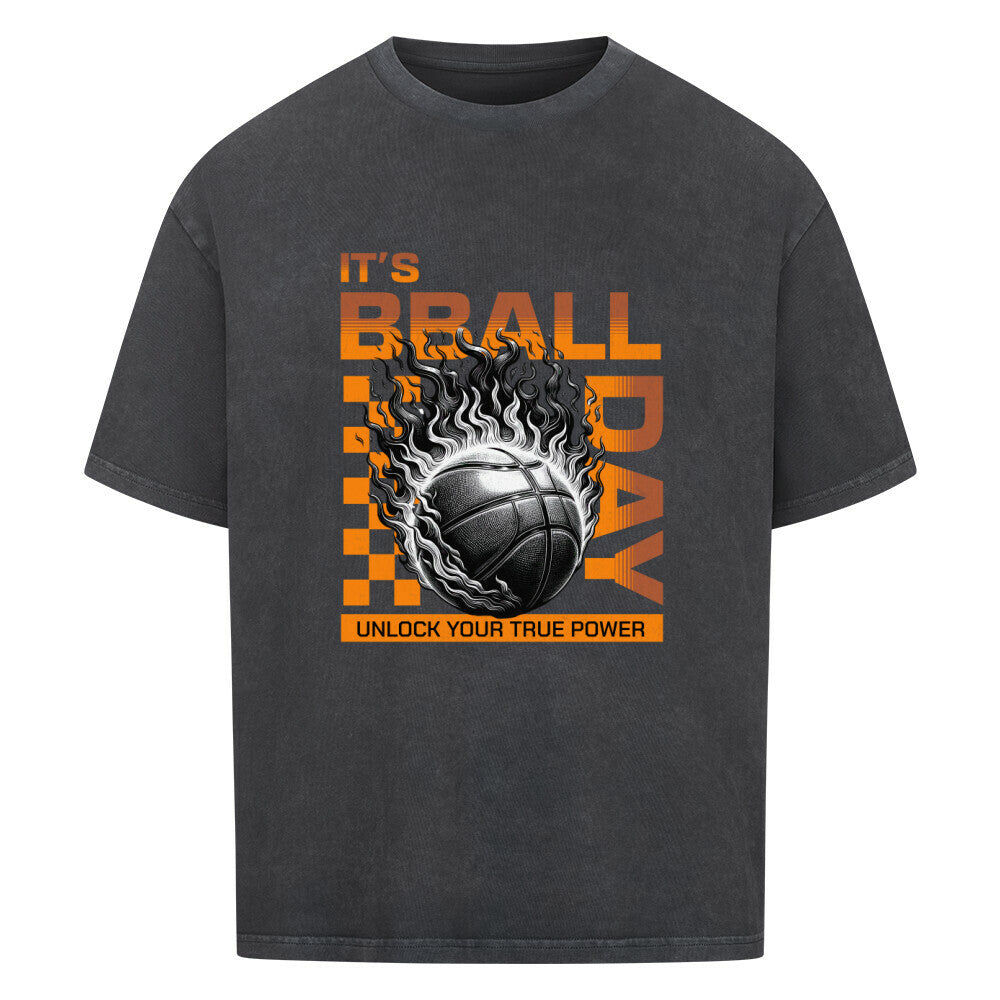 Washed Schwarzes Oversized T-Shirt mit einem Print eines brennenden Basketballs (Ball on Fire) und dem orangefarbenen Text „IT'S BBALL DAY“ und „UNLOCK YOUR TRUE POWER“. 100% Baumwolle.