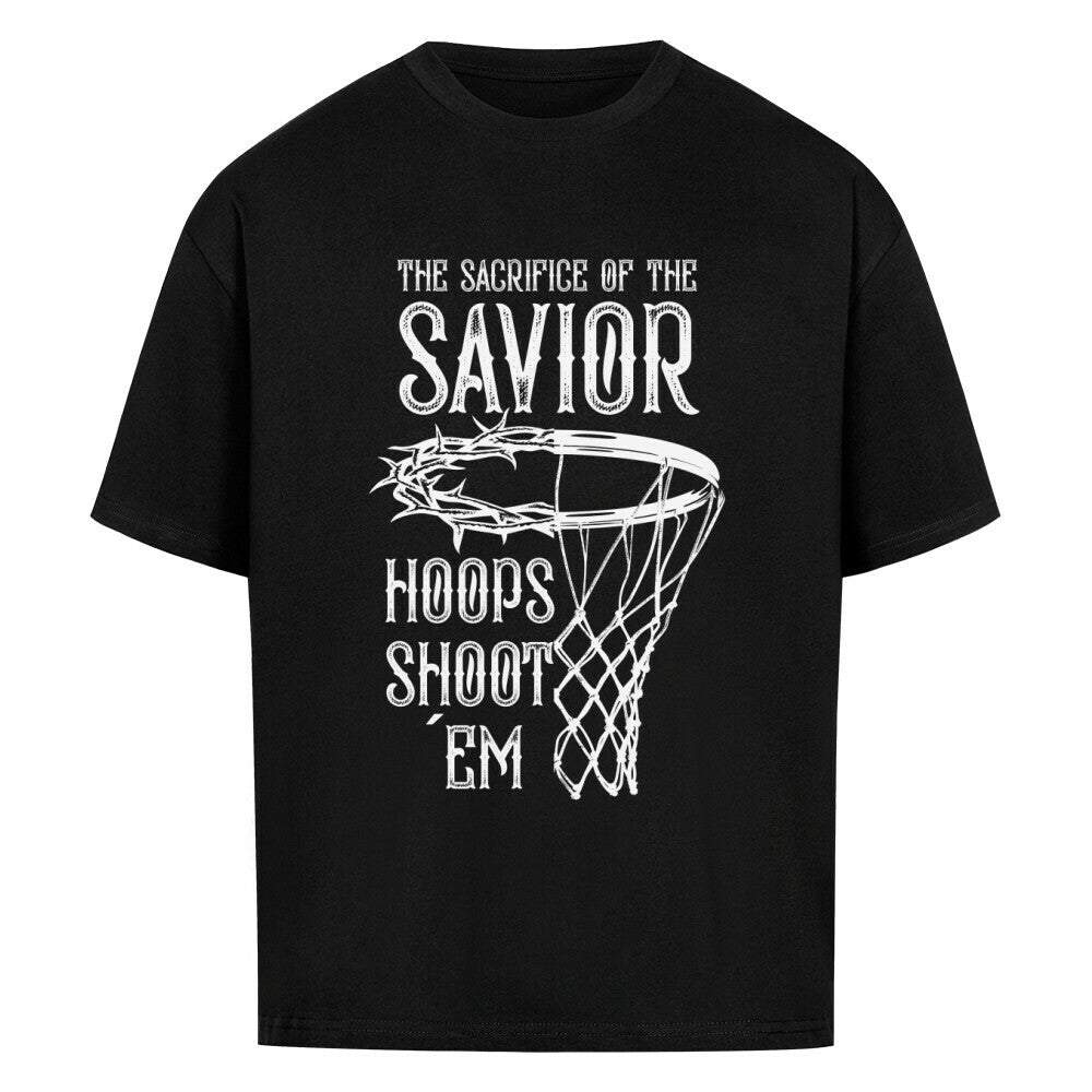 ​Schwarzes Oversized T-Shirt mit einem weißen Print, der einen Basketballkorb zeigt, dessen Ring eine Dornenkrone ist. Darüber steht der Text „THE SACRIFICE OF THE SAVIOR“ und darunter „HOOPS SHOOT EM“. 100% Baumwolle.