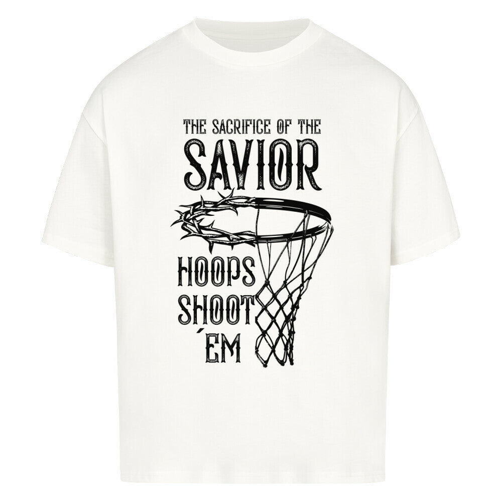 Weißes Oversized T-Shirt mit einem weißen Print, der einen Basketballkorb zeigt, dessen Ring eine Dornenkrone ist. Darüber steht der Text „THE SACRIFICE OF THE SAVIOR“ und darunter „HOOPS SHOOT EM“. 100% Baumwolle.