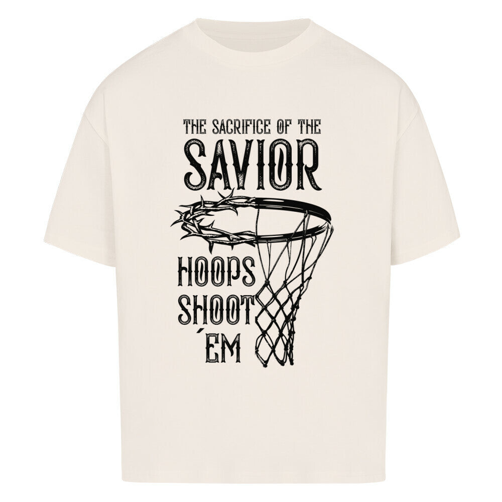 Natural Raw Oversized T-Shirt mit einem weißen Print, der einen Basketballkorb zeigt, dessen Ring eine Dornenkrone ist. Darüber steht der Text „THE SACRIFICE OF THE SAVIOR“ und darunter „HOOPS SHOOT EM“. 100% Baumwolle.