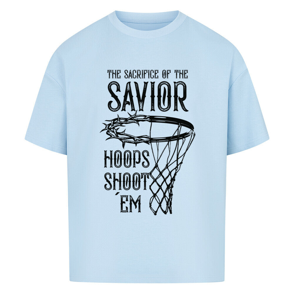 Babyblaues Oversized T-Shirt mit einem weißen Print, der einen Basketballkorb zeigt, dessen Ring eine Dornenkrone ist. Darüber steht der Text „THE SACRIFICE OF THE SAVIOR“ und darunter „HOOPS SHOOT EM“. 100% Baumwolle.