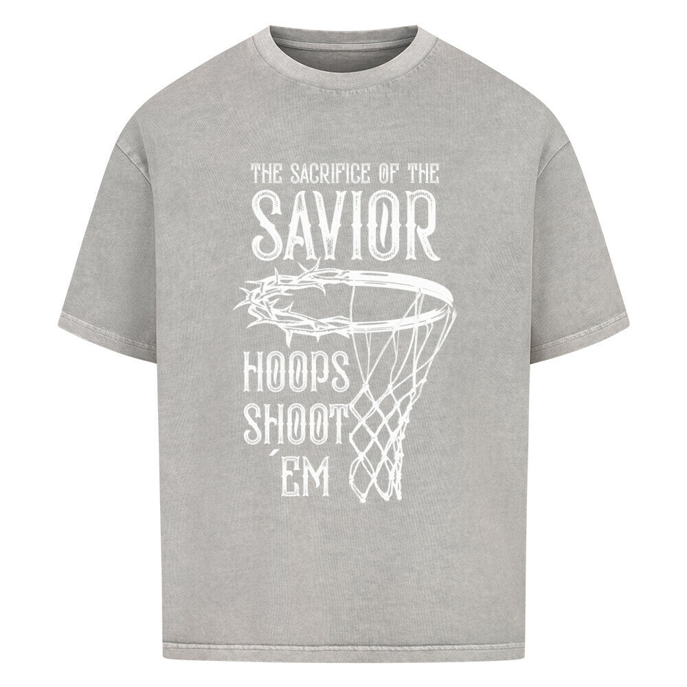 Washed Grey Oversized T-Shirt mit einem weißen Print, der einen Basketballkorb zeigt, dessen Ring eine Dornenkrone ist. Darüber steht der Text „THE SACRIFICE OF THE SAVIOR“ und darunter „HOOPS SHOOT EM“. 100% Baumwolle.