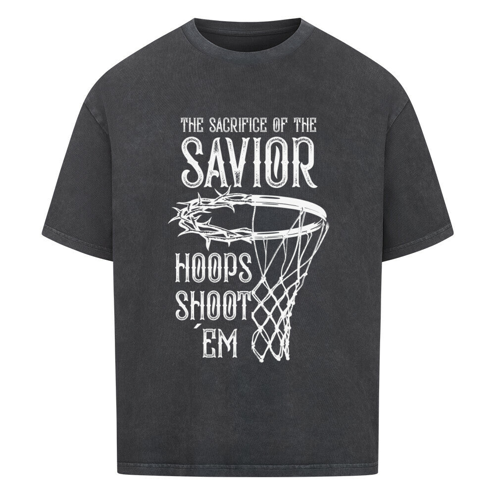 Washed Schwarz Oversized T-Shirt mit einem weißen Print, der einen Basketballkorb zeigt, dessen Ring eine Dornenkrone ist. Darüber steht der Text „THE SACRIFICE OF THE SAVIOR“ und darunter „HOOPS SHOOT EM“. 100% Baumwolle.