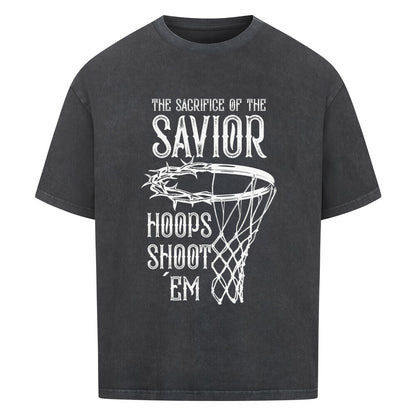 Washed Schwarz Oversized T-Shirt mit einem weißen Print, der einen Basketballkorb zeigt, dessen Ring eine Dornenkrone ist. Darüber steht der Text „THE SACRIFICE OF THE SAVIOR“ und darunter „HOOPS SHOOT EM“. 100% Baumwolle.