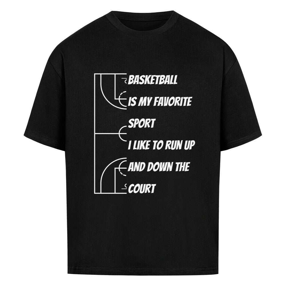 Schwarzes Oversized T-Shirt mit weißem, minimalistischem Print „BASKETBALL IS MY FAVORITE SPORT. I LIKE TO RUN UP AND DOWN THE COURT“ neben stilisierten Basketballfeld-Linien. 100% Baumwolle.