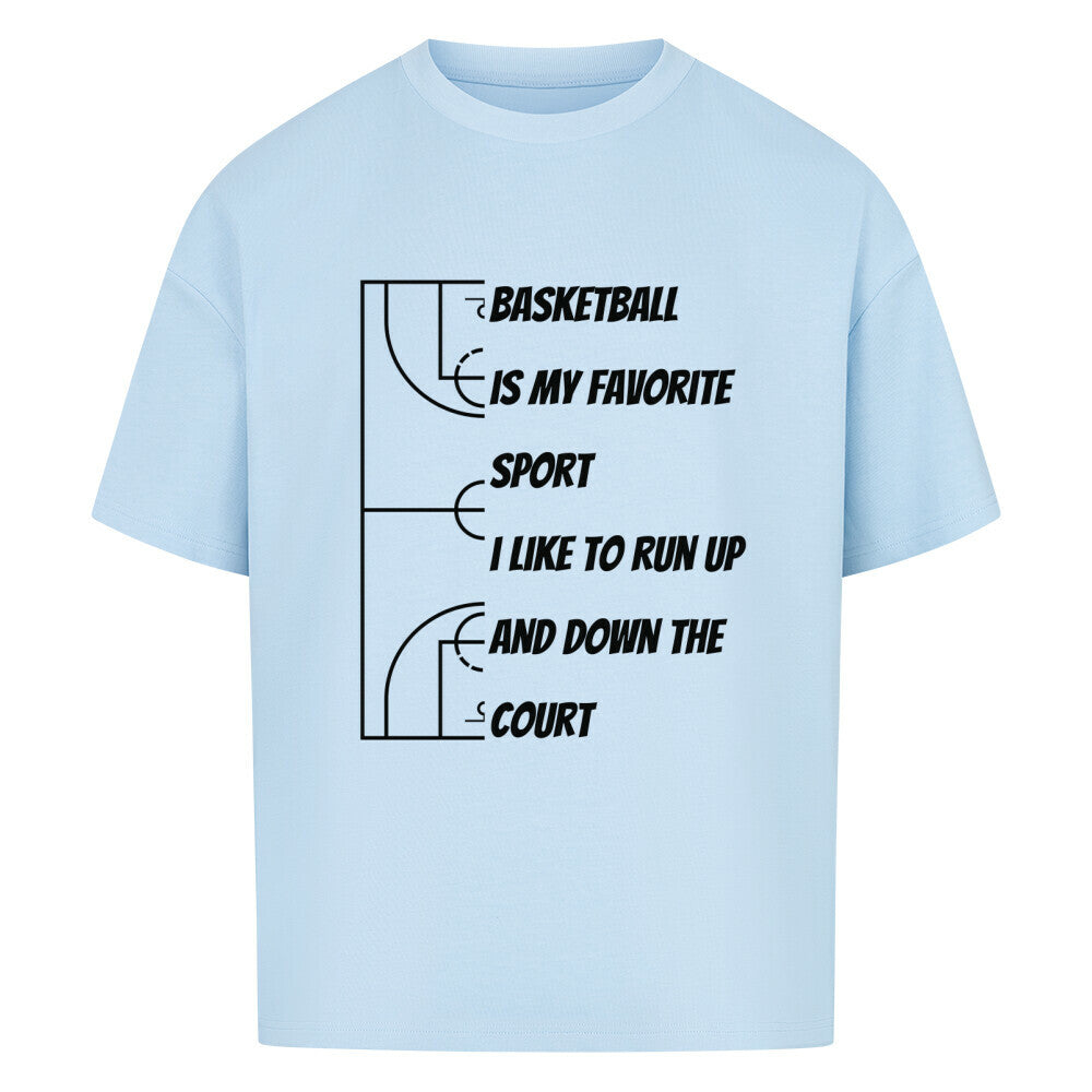 Babyblaues Oversized T-Shirt mit weißem, minimalistischem Print „BASKETBALL IS MY FAVORITE SPORT. I LIKE TO RUN UP AND DOWN THE COURT“ neben stilisierten Basketballfeld-Linien. 100% Baumwolle.