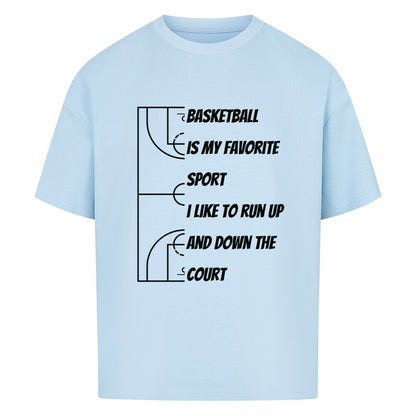 Babyblaues Oversized T-Shirt mit weißem, minimalistischem Print „BASKETBALL IS MY FAVORITE SPORT. I LIKE TO RUN UP AND DOWN THE COURT“ neben stilisierten Basketballfeld-Linien. 100% Baumwolle.