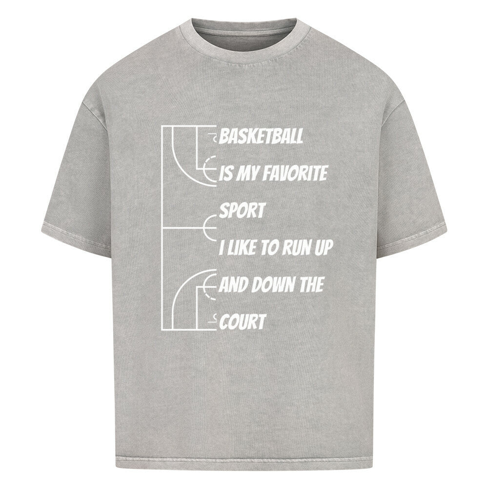 Washed Grey Oversized T-Shirt mit weißem, minimalistischem Print „BASKETBALL IS MY FAVORITE SPORT. I LIKE TO RUN UP AND DOWN THE COURT“ neben stilisierten Basketballfeld-Linien. 100% Baumwolle.
