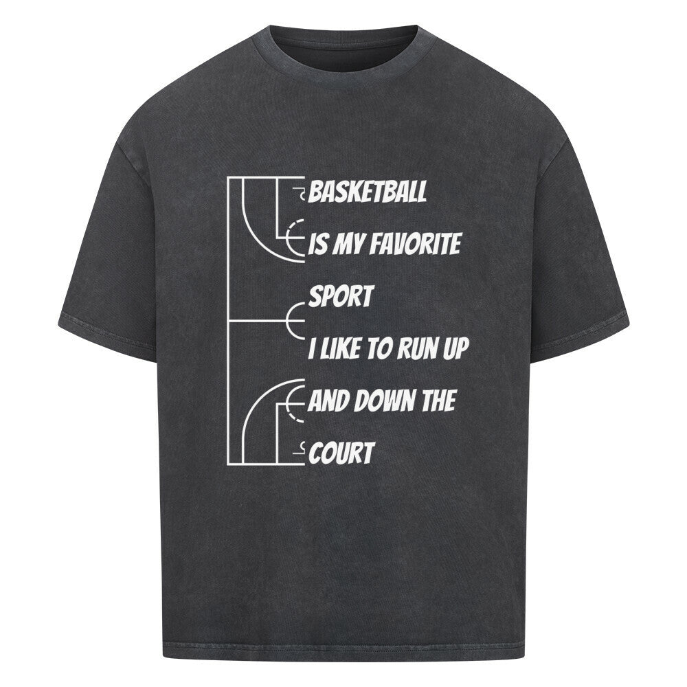 Washed Schwarz Oversized T-Shirt mit weißem, minimalistischem Print „BASKETBALL IS MY FAVORITE SPORT. I LIKE TO RUN UP AND DOWN THE COURT“ neben stilisierten Basketballfeld-Linien. 100% Baumwolle.