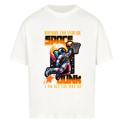 Weißes Oversized T-Shirt mit buntem Retro-Print eines Astronauten, der einen „Space Dunk“ (Basketball) vor einem Planeten macht. Mit dem orangefarbenen Slogan „NOTHING CAN STOP ME“ und „I AM ALL THE WAY UP“. 100% Premium Baumwolle