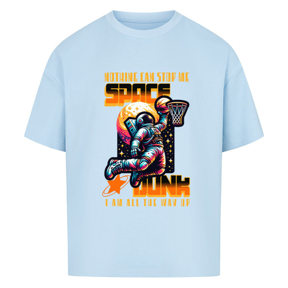 Babyblau Oversized T-Shirt mit buntem Retro-Print eines Astronauten, der einen „Space Dunk“ (Basketball) vor einem Planeten macht. Mit dem orangefarbenen Slogan „NOTHING CAN STOP ME“ und „I AM ALL THE WAY UP“. 100% Premium Baumwolle