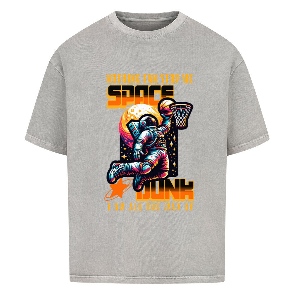 Washed Grey Oversized T-Shirt mit buntem Retro-Print eines Astronauten, der einen „Space Dunk“ (Basketball) vor einem Planeten macht. Mit dem orangefarbenen Slogan „NOTHING CAN STOP ME“ und „I AM ALL THE WAY UP“. 100% Premium Baumwolle