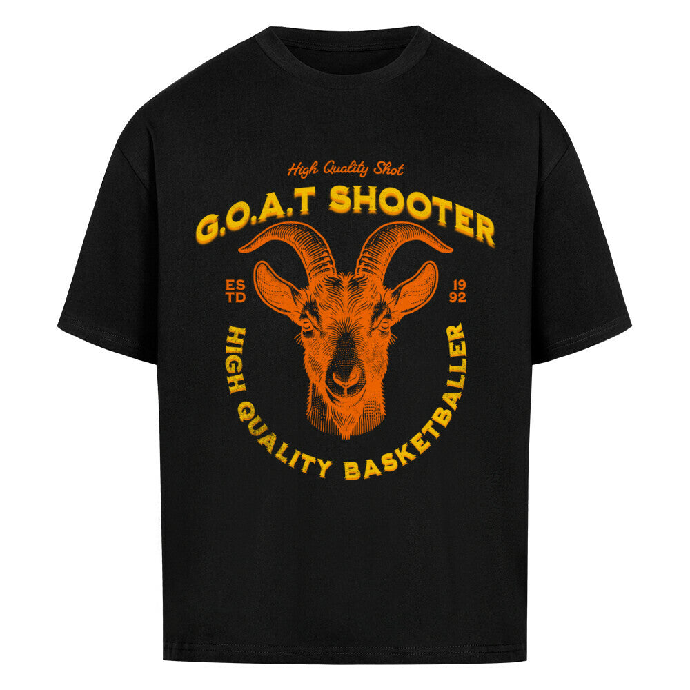 Schwarzes Oversized T-Shirt mit einem großen, orangefarbenen Print eines Ziegenkopfs (G.O.A.T.) und dem Text „G.O.A.T. SHOOTER“ und „HIGH QUALITY BASKETBALLER“. 100% Baumwolle.