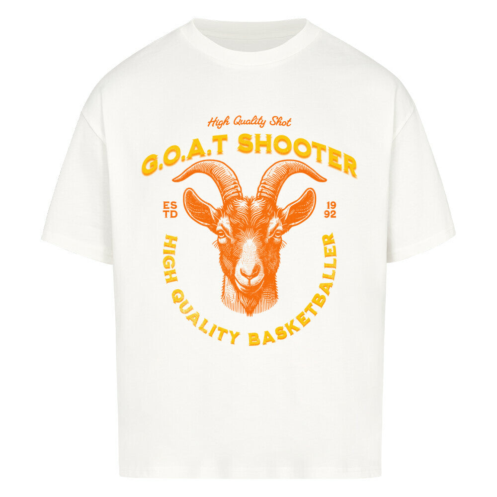 Weißes Oversized T-Shirt mit einem großen, orangefarbenen Print eines Ziegenkopfs (G.O.A.T.) und dem Text „G.O.A.T. SHOOTER“ und „HIGH QUALITY BASKETBALLER“. 100% Baumwolle.