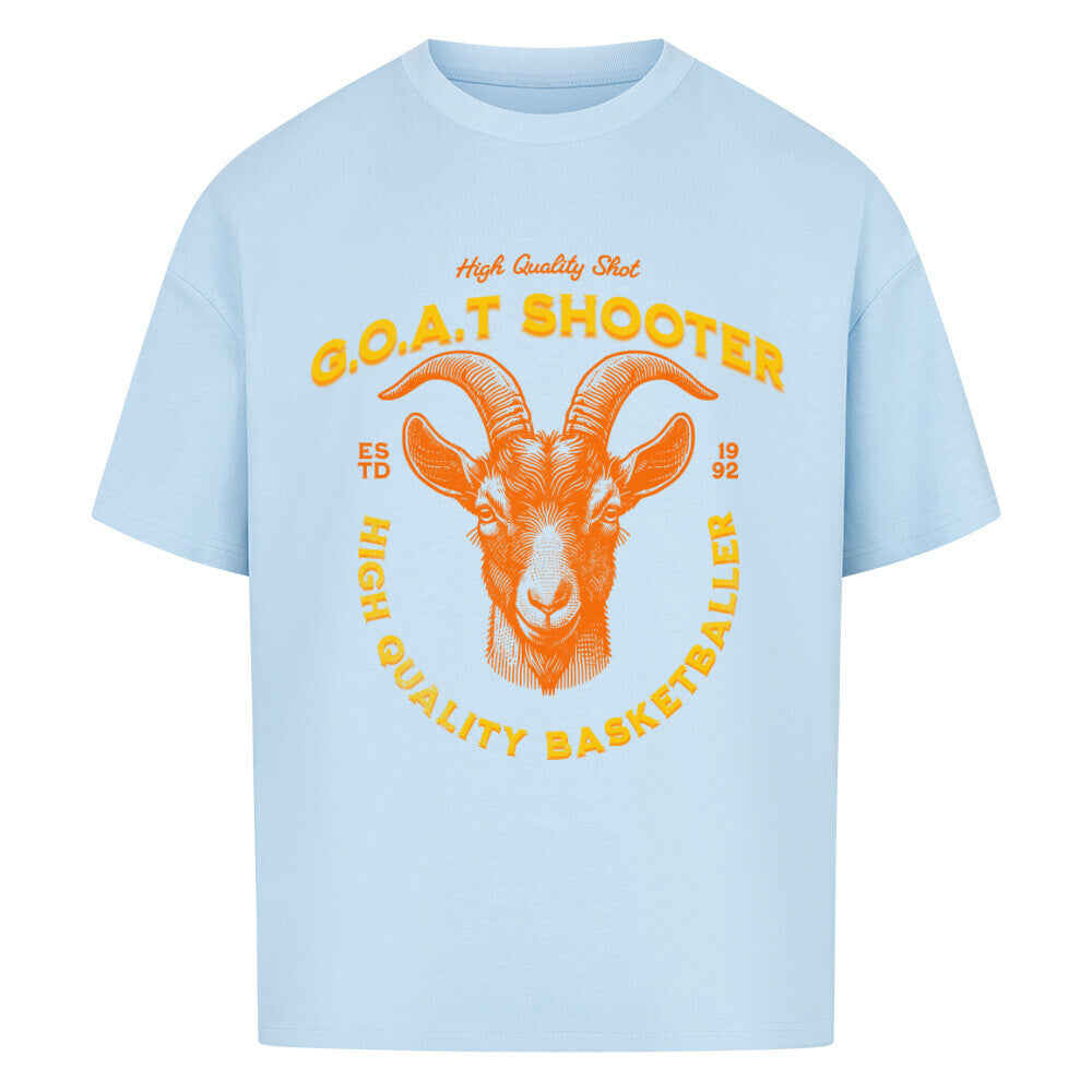 Babyblau Oversized T-Shirt mit einem großen, orangefarbenen Print eines Ziegenkopfs (G.O.A.T.) und dem Text „G.O.A.T. SHOOTER“ und „HIGH QUALITY BASKETBALLER“. 100% Baumwolle.