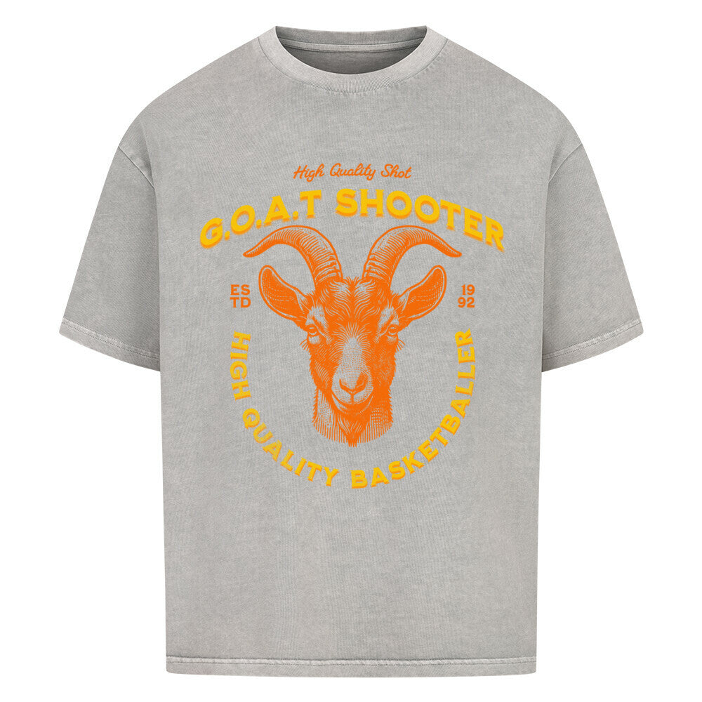 Washed Grey Oversized T-Shirt mit einem großen, orangefarbenen Print eines Ziegenkopfs (G.O.A.T.) und dem Text „G.O.A.T. SHOOTER“ und „HIGH QUALITY BASKETBALLER“. 100% Baumwolle.
