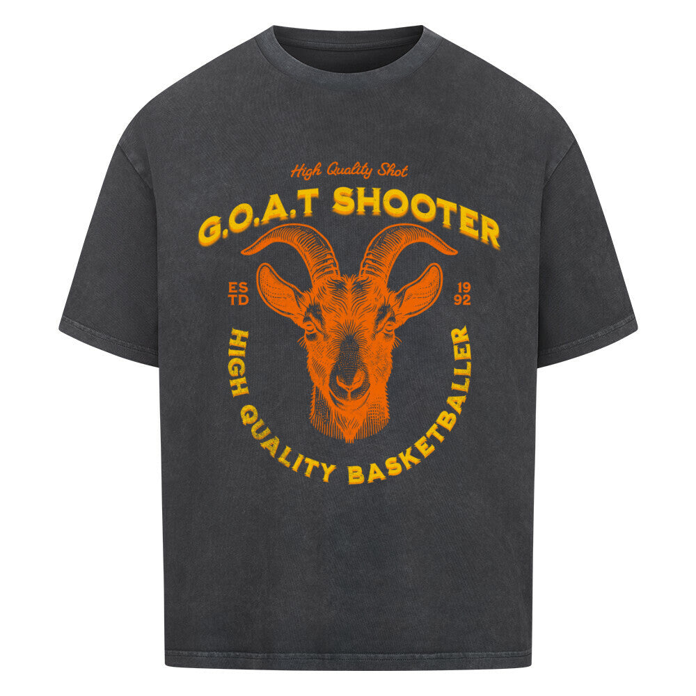 Washed Schwarze Oversized T-Shirt mit einem großen, orangefarbenen Print eines Ziegenkopfs (G.O.A.T.) und dem Text „G.O.A.T. SHOOTER“ und „HIGH QUALITY BASKETBALLER“. 100% Baumwolle.